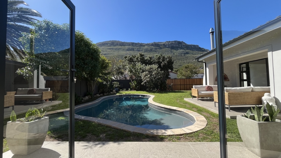 5 Bedroom Property for Sale in Clovelly Western Cape